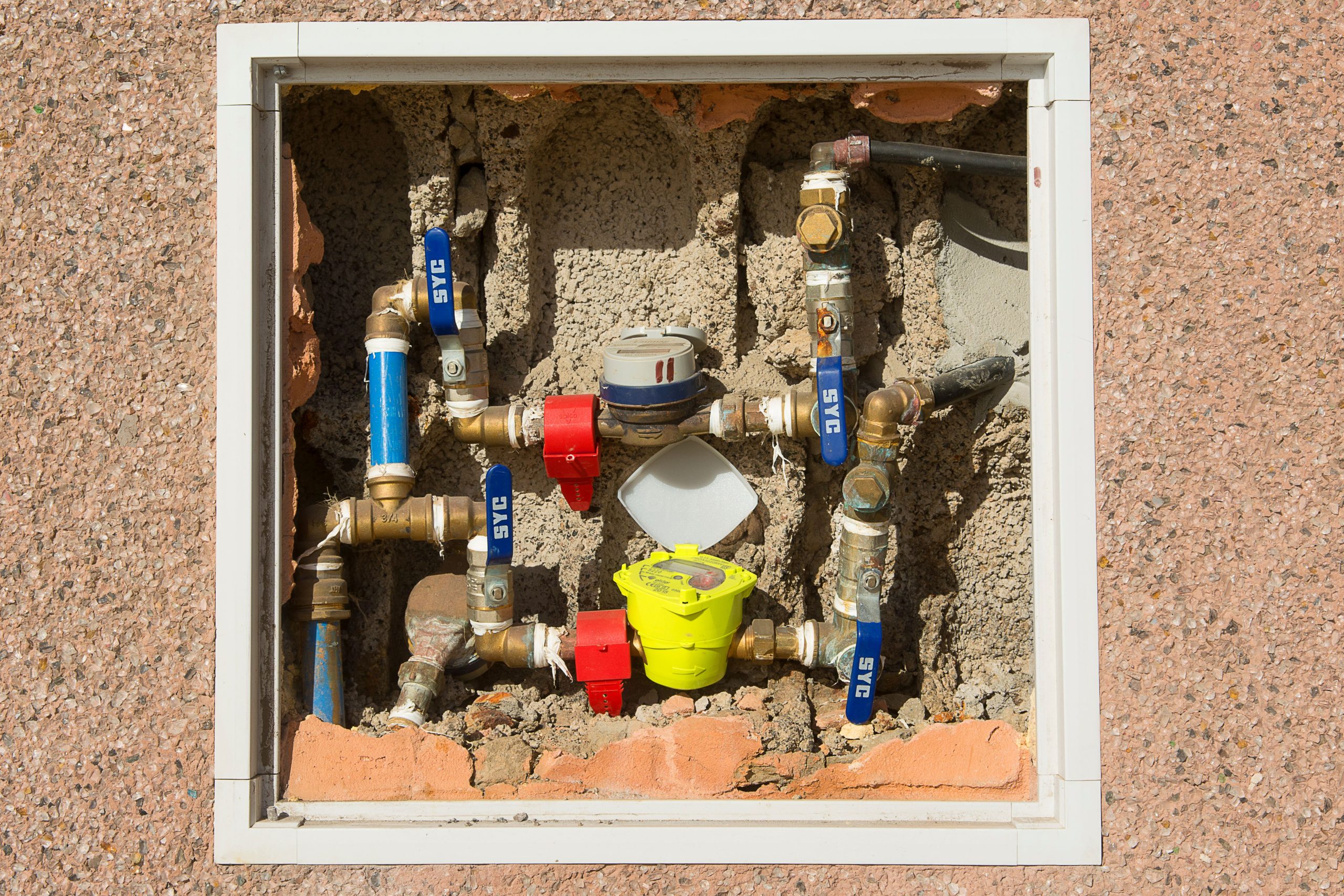 Compteur d'eau dans un mur beton