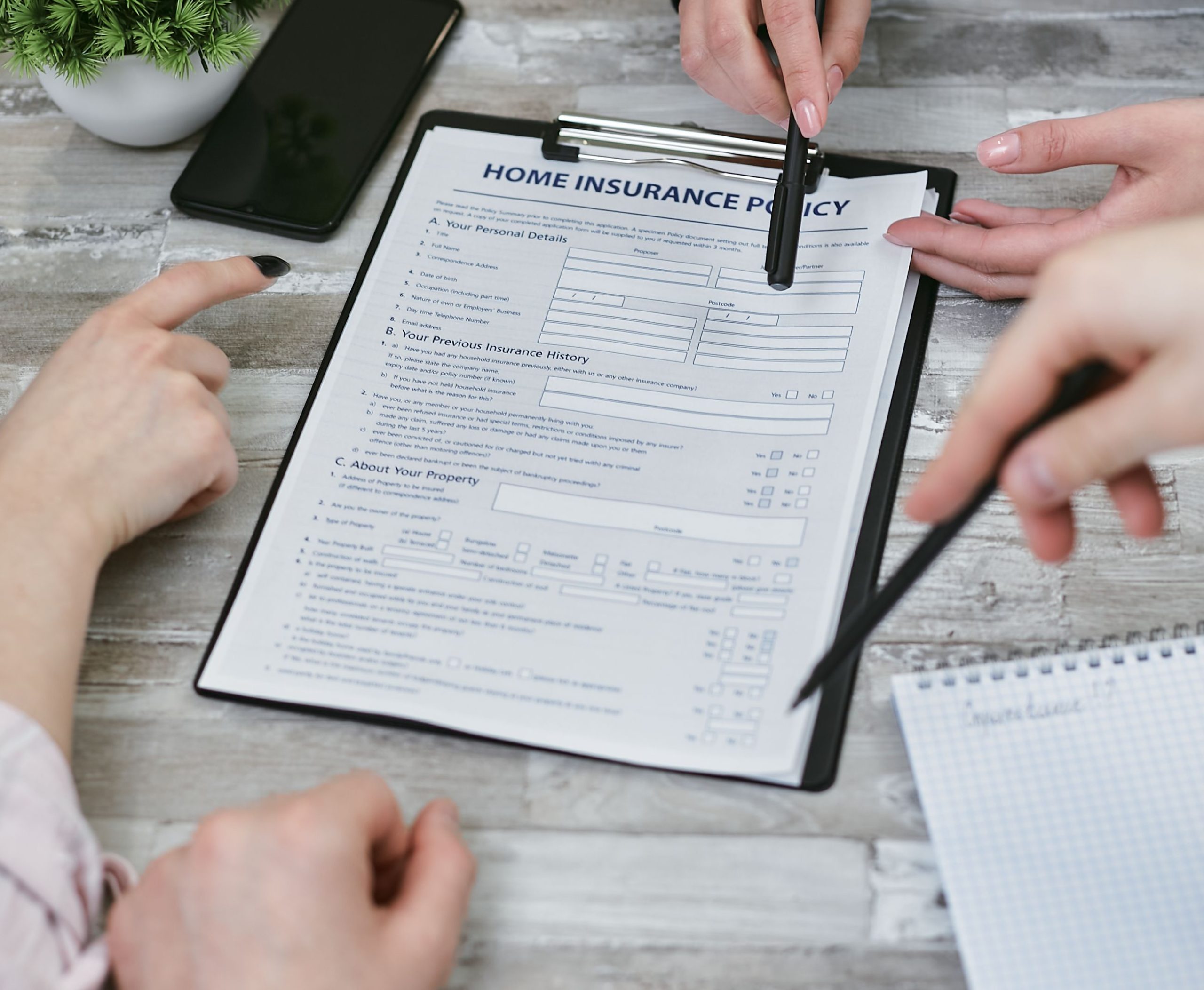 Professionnels collaborent sur dossier assurance habitation