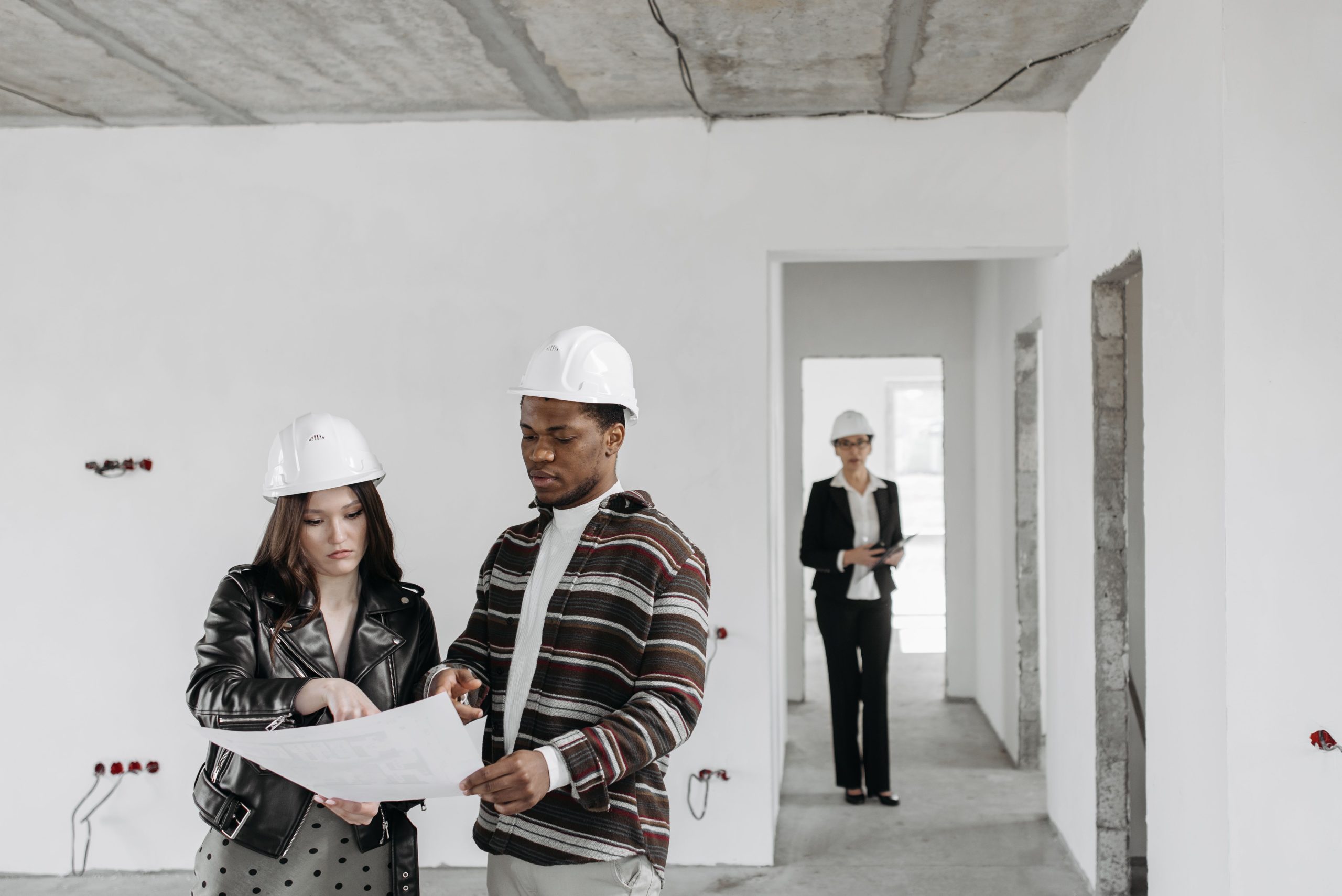 Couple examine des plans avec un agent immobilier