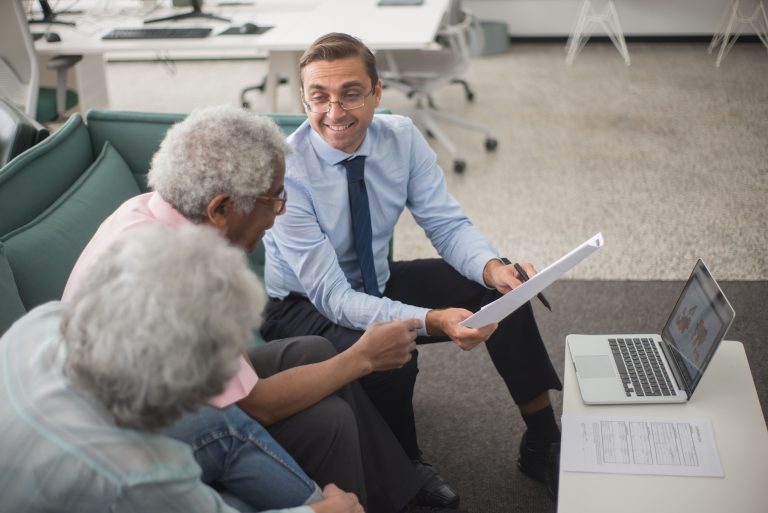 Consultant discutant plans financiers avec clients seniors