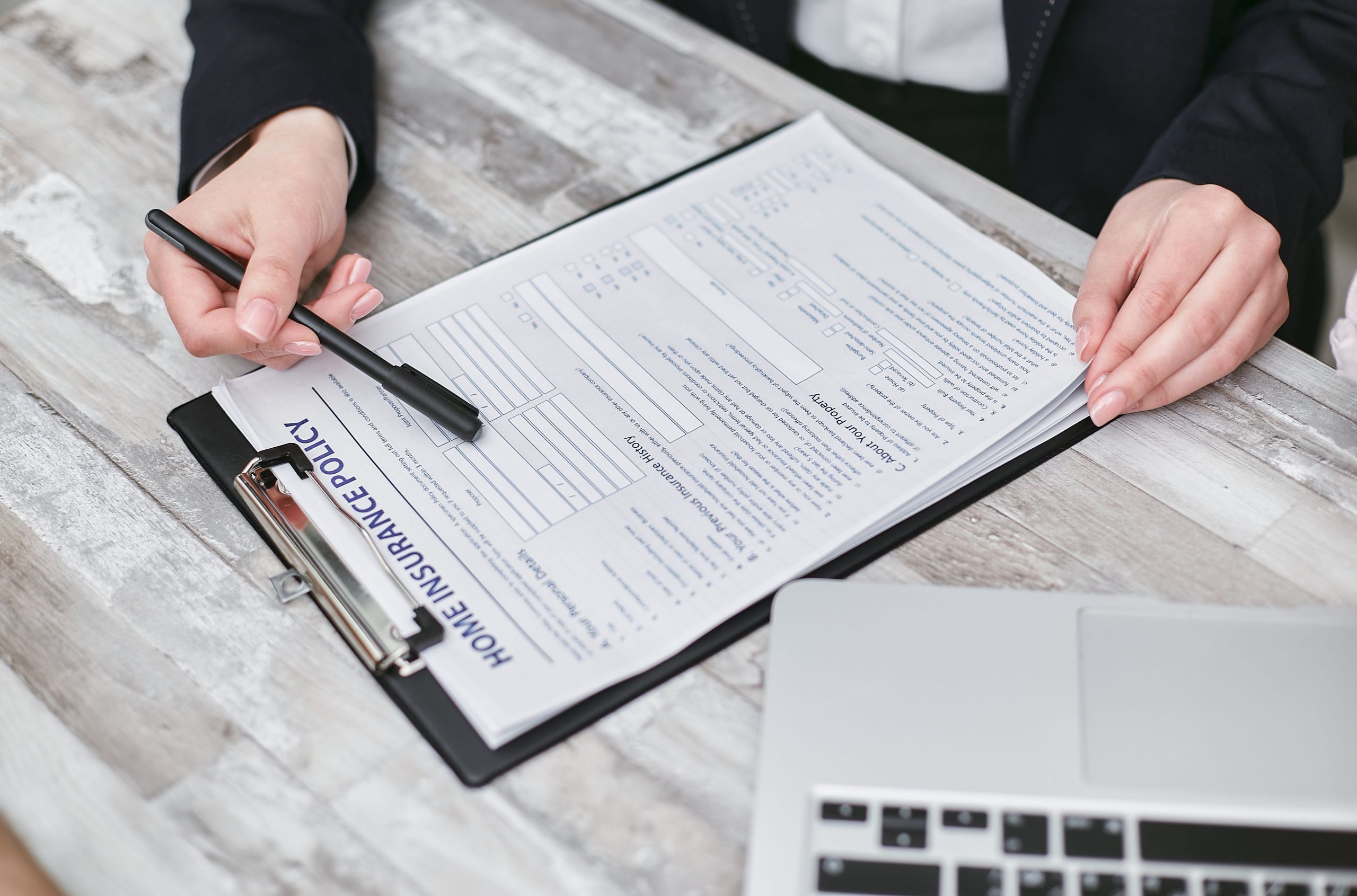 Expert assuré examine contrat d'assurance habitation