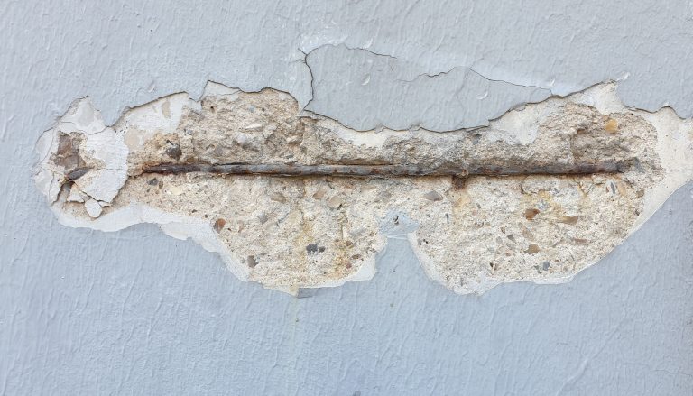 Mur avec peinture écaillée et armature métallique