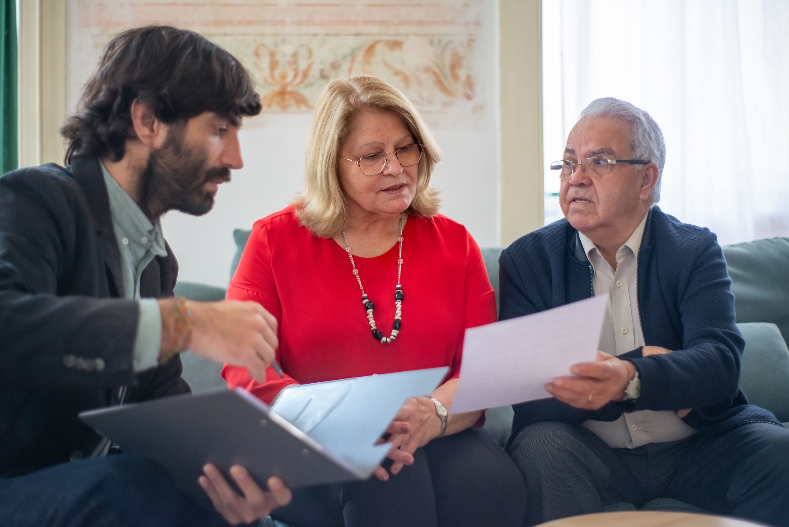 Couple senior consultant avec expert assurance documents