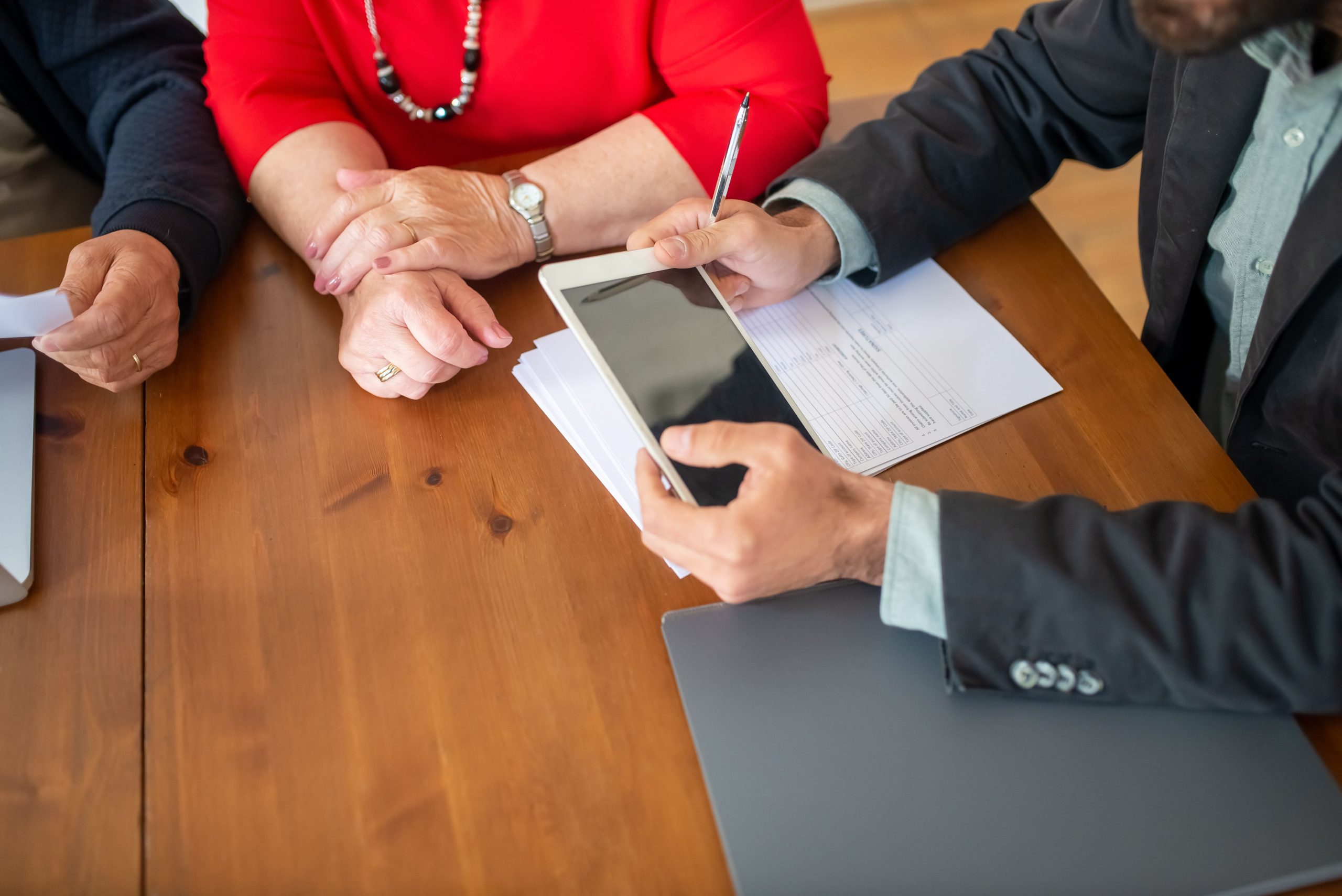 Réunion professionnelle consultant examinant documents tablette