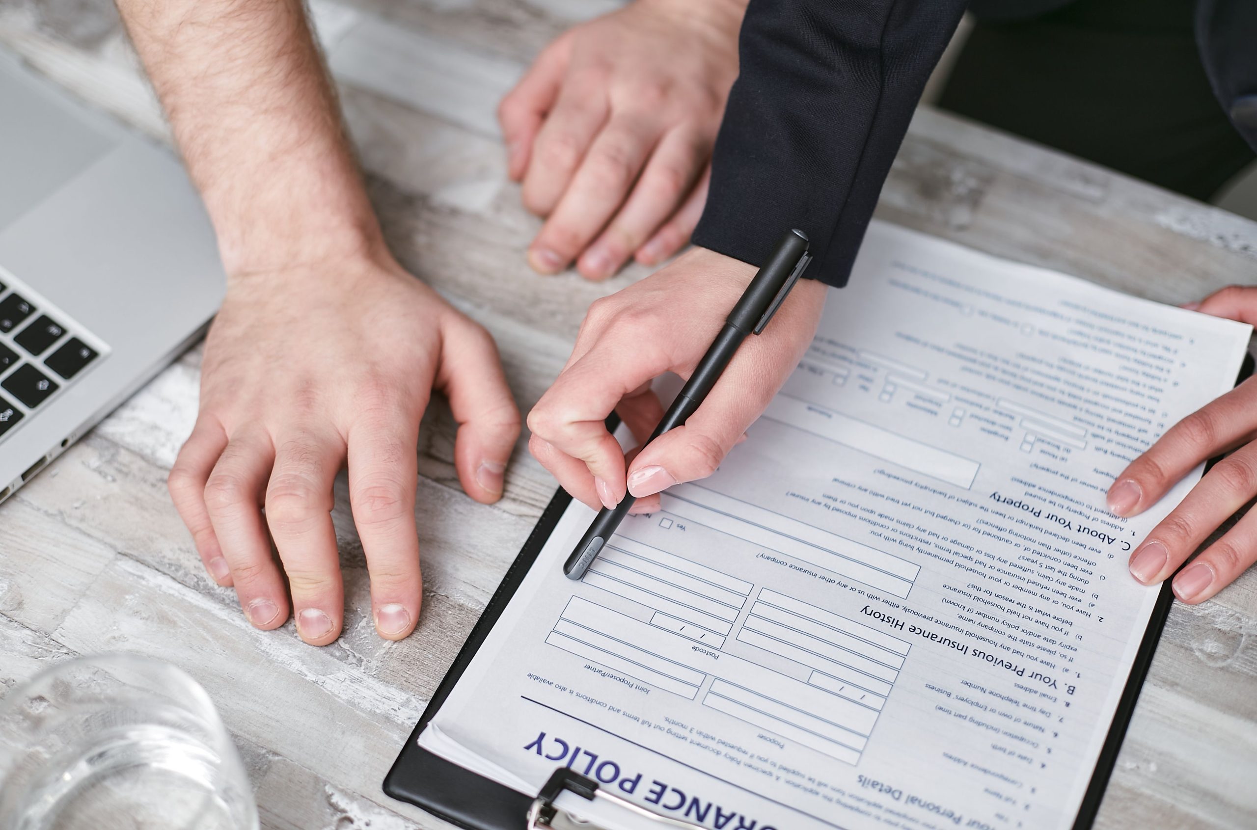 Deux personnes signant document d'assurance