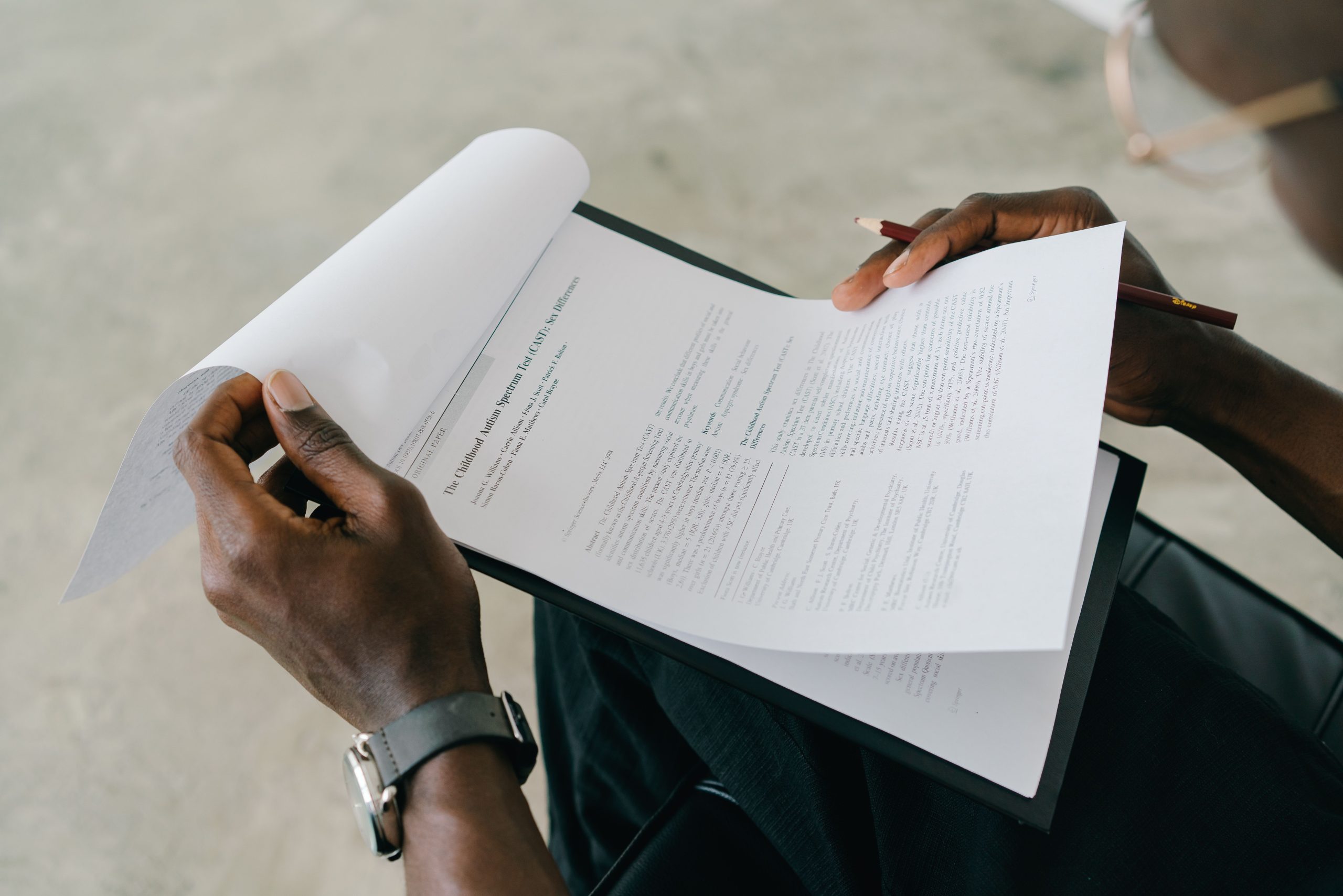 Mains vérifiant documents professionnels avec stylo