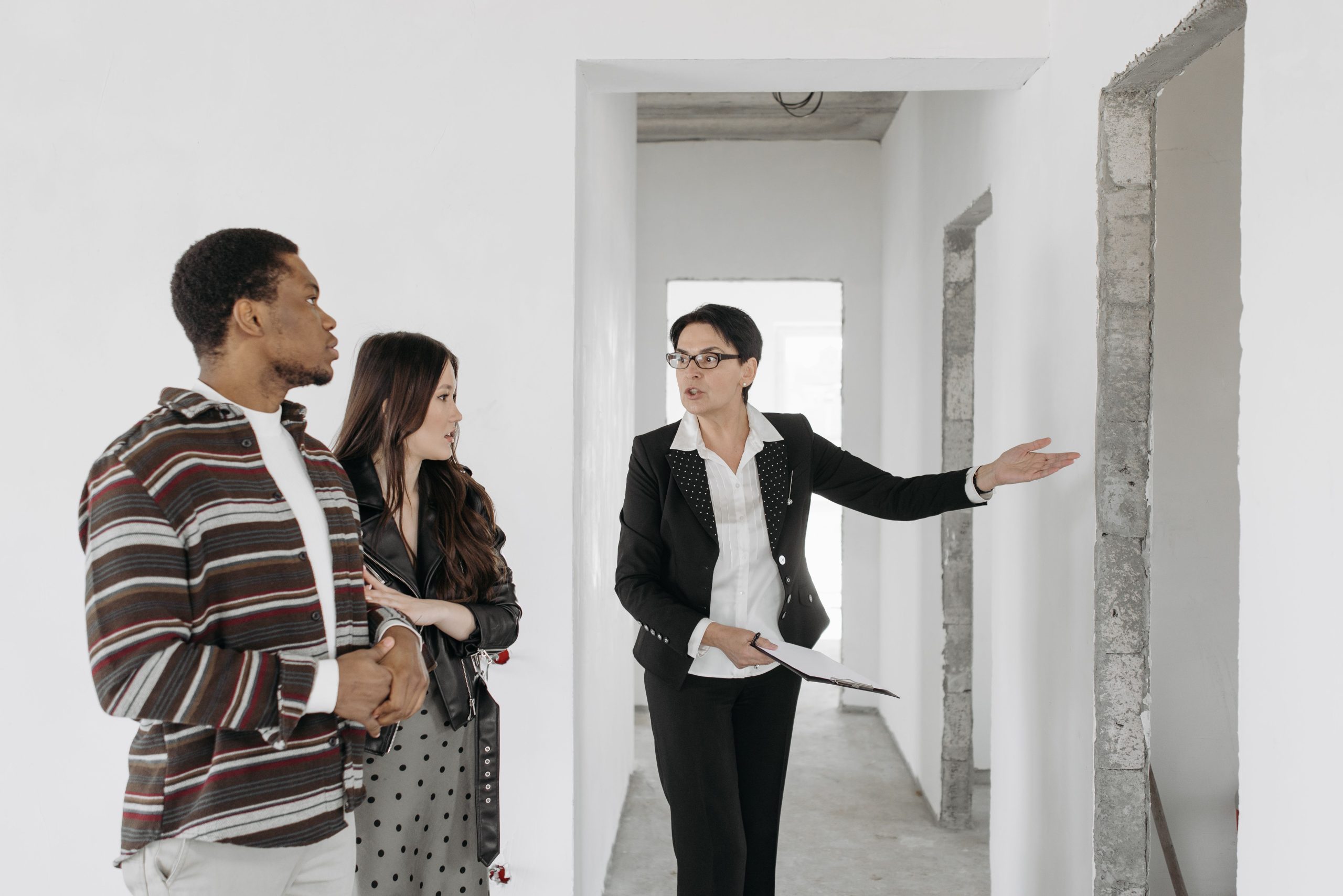 Agent immobilier présente maison à couple