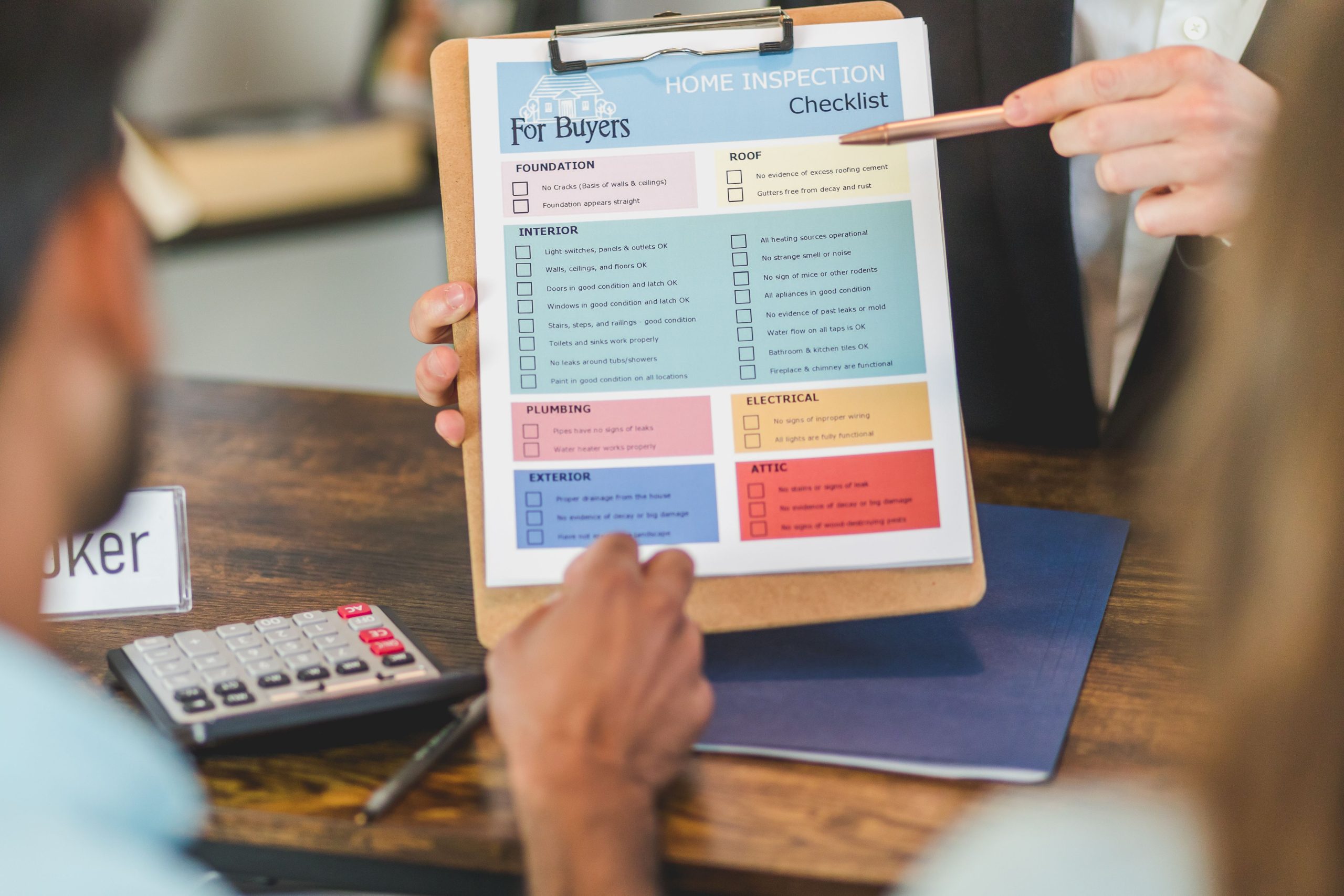 Agent immobilier expliquant diagnostic toiture clients