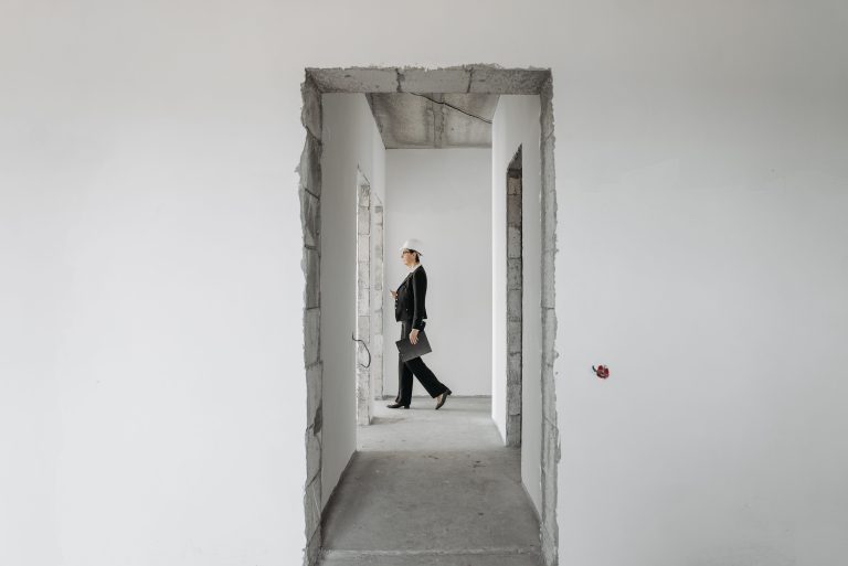 Experte en bâtiment inspectant un chantier de construction