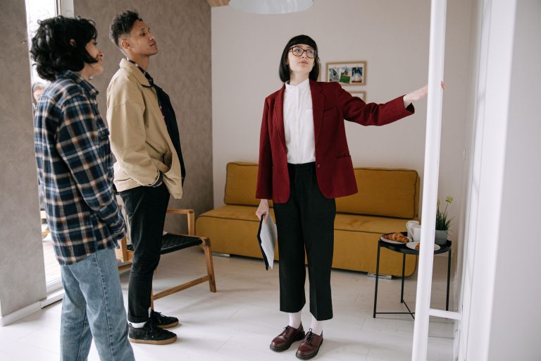 Agent immobilier guidant clients visite appartement