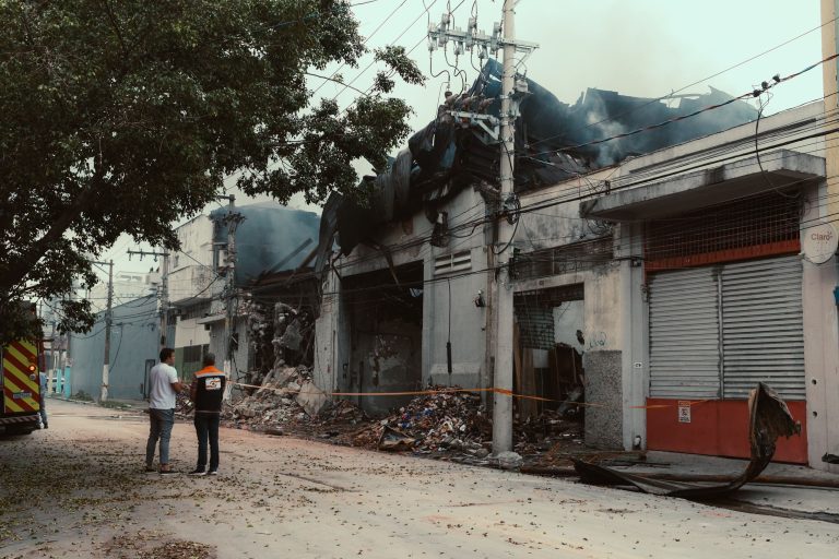 Experts évaluent dégâts incendie entrepôt industriel