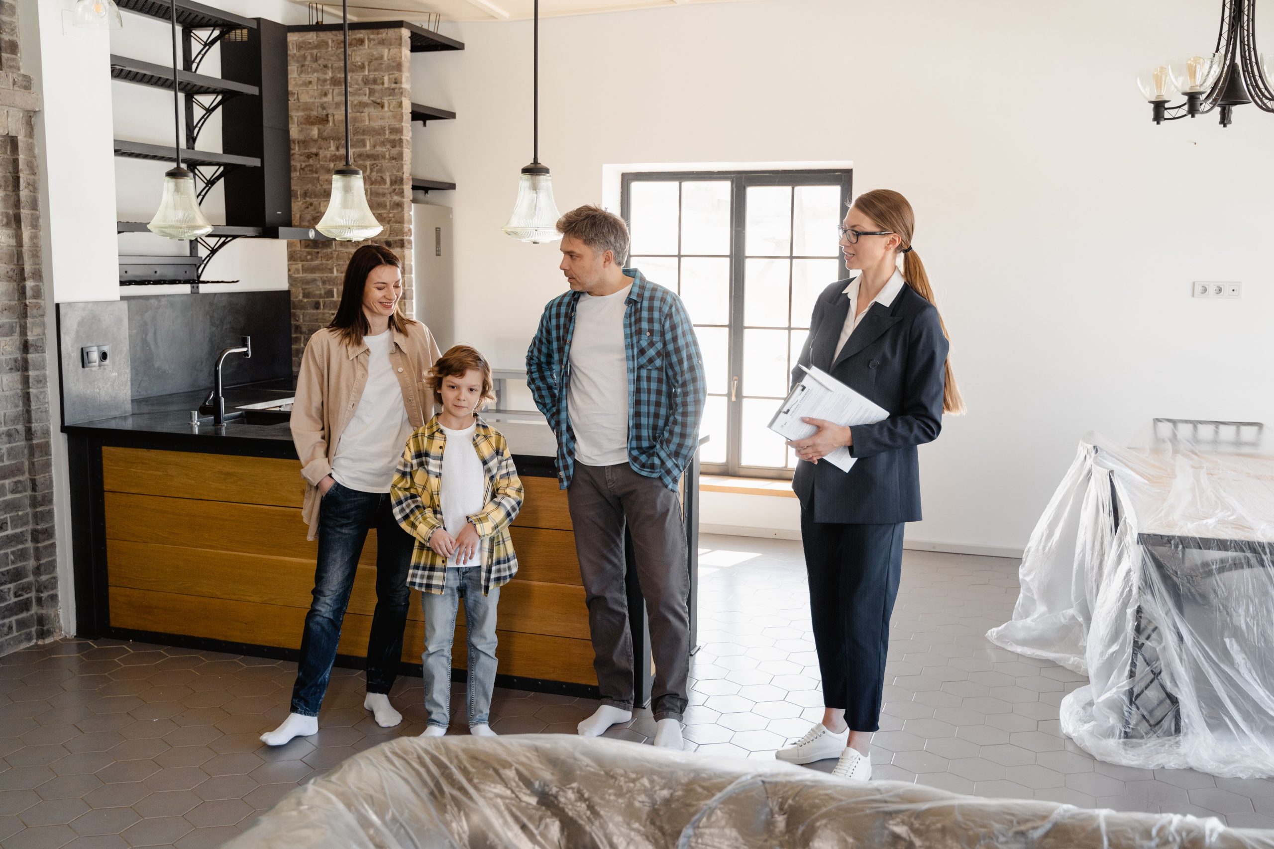 Famille visite nouvelle maison avec agent