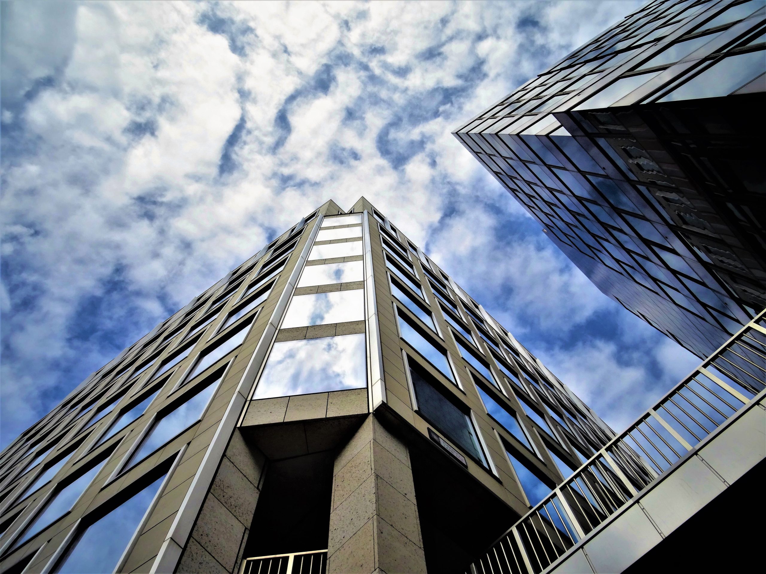 Immeuble moderne facade verre reflets ciel