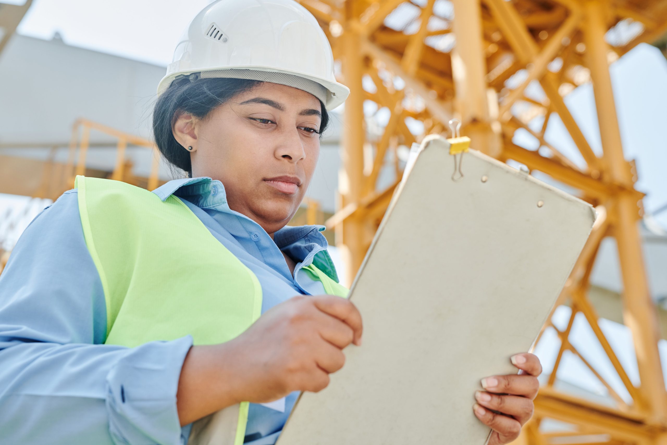 Contrôleuse en construction inspectant chantier