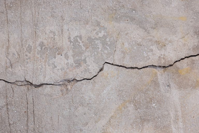 Texture détaillée mur béton fissuré
