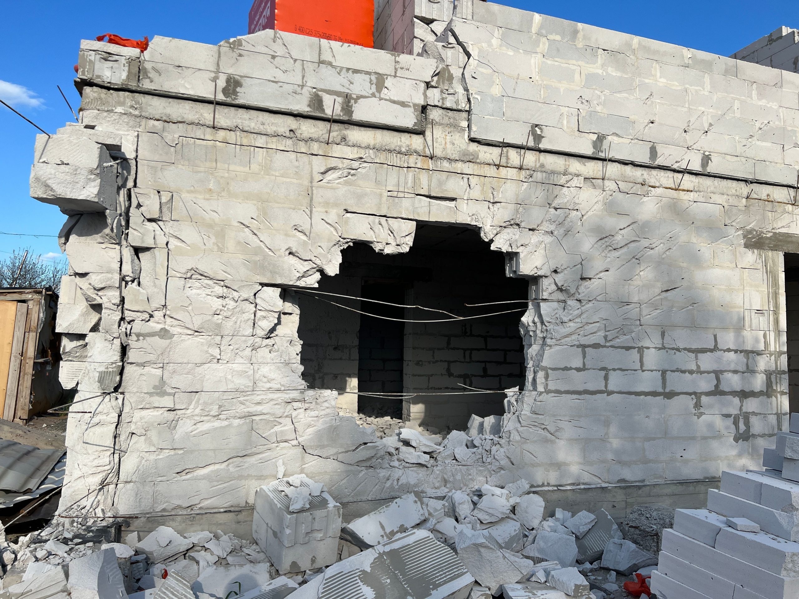 Mur béton endommagé grand trou