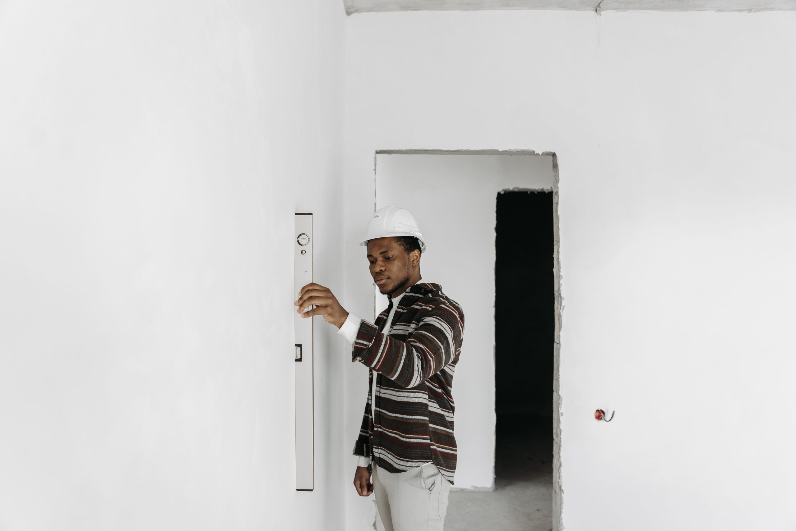 Architecte vérifie alignement mur rénovation