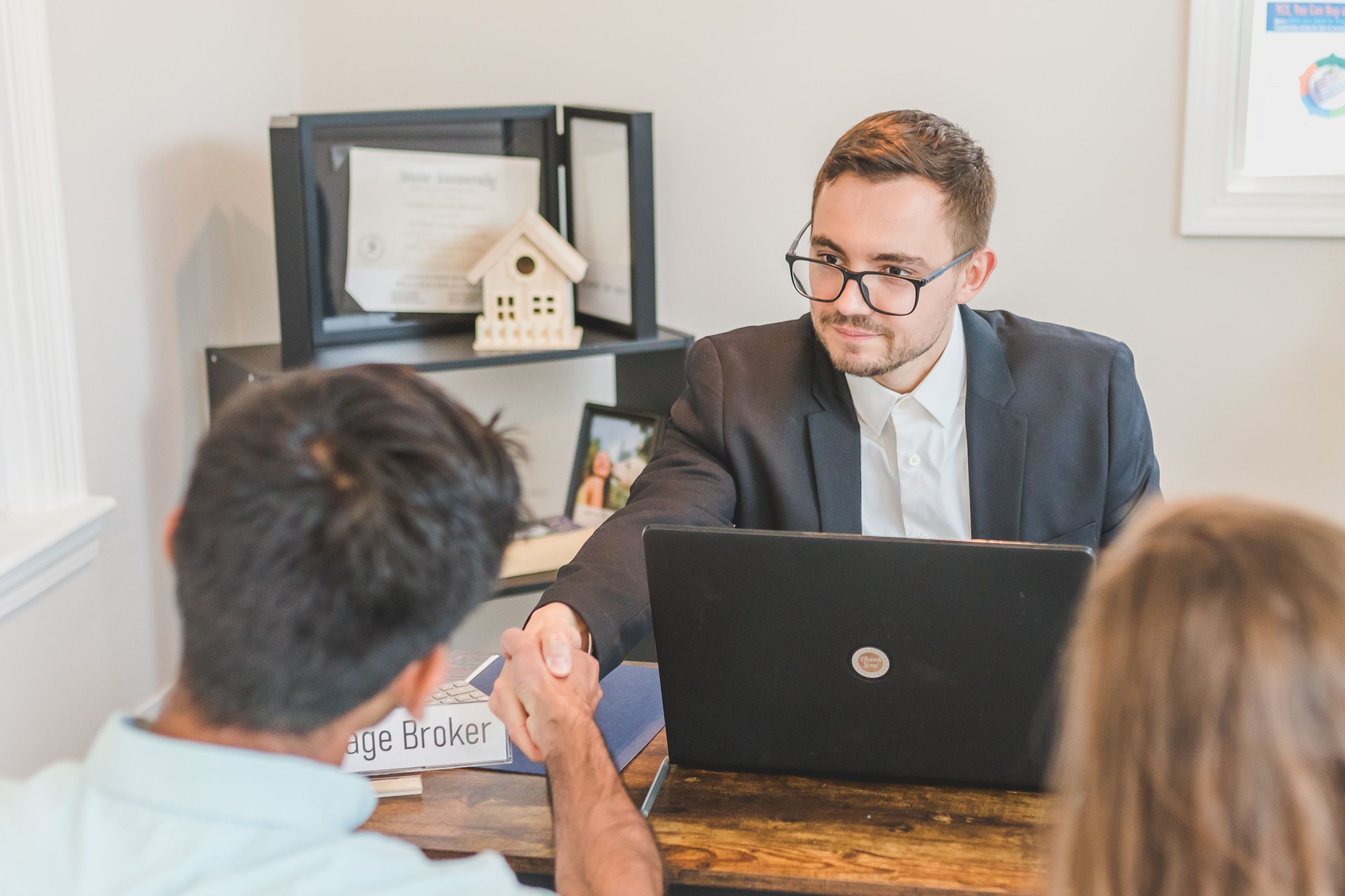 Professionnels scellant accord immobilier par poignee main