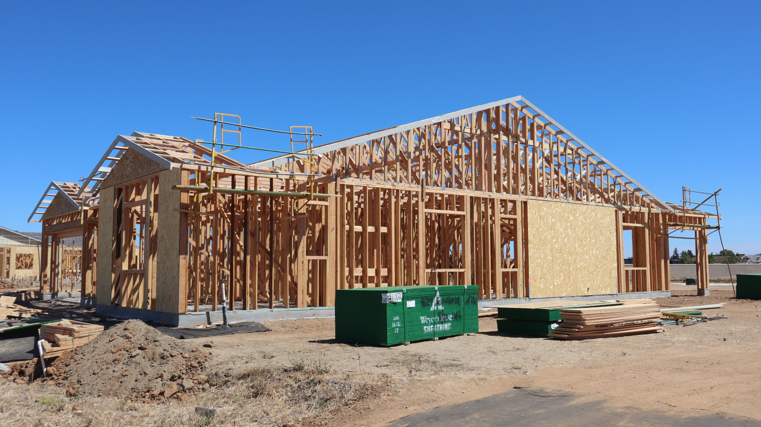 Charpente bois maison construction ciel bleu ensoleillé