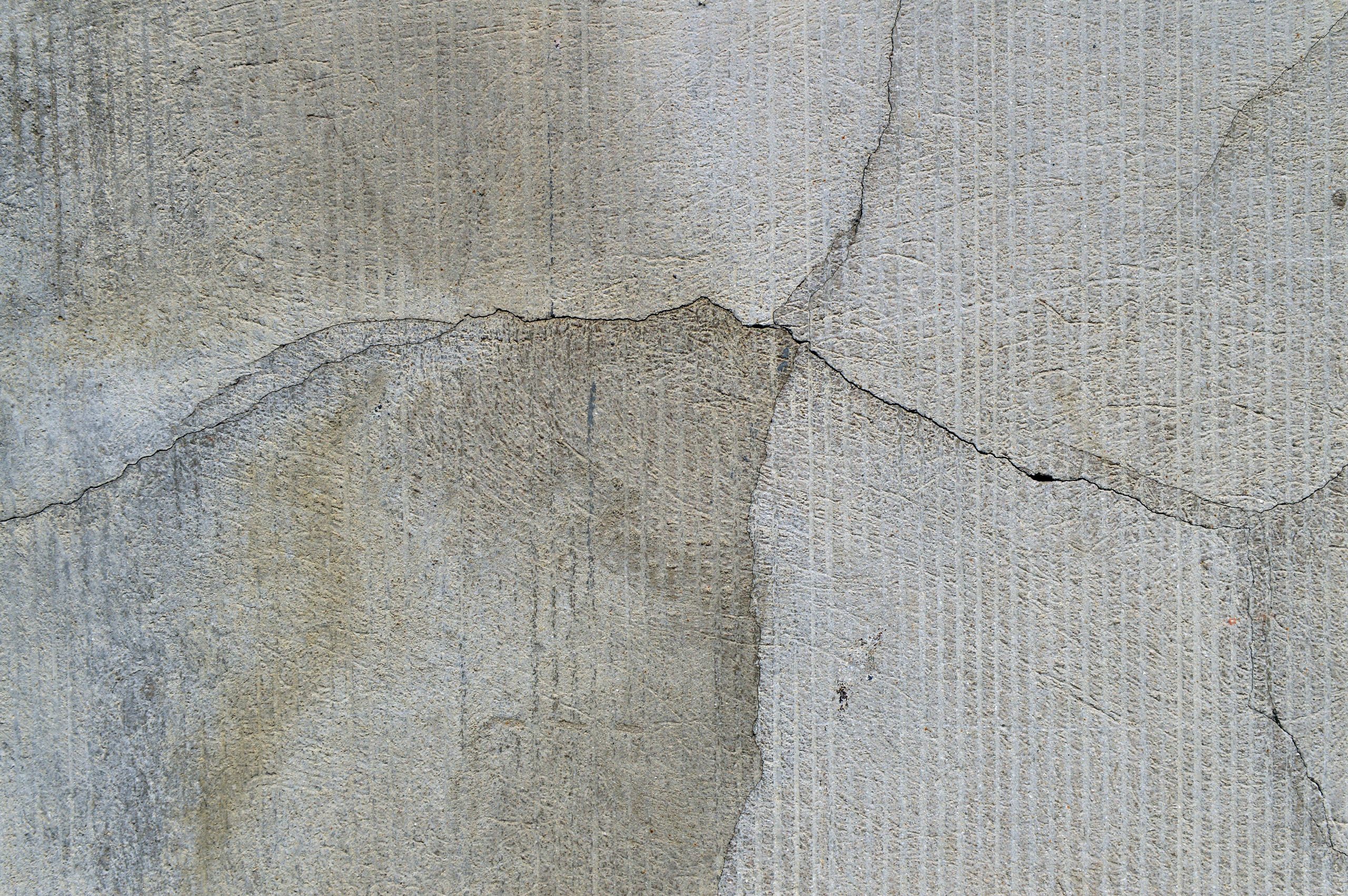 Mur en béton fissuré et texturé détérioré