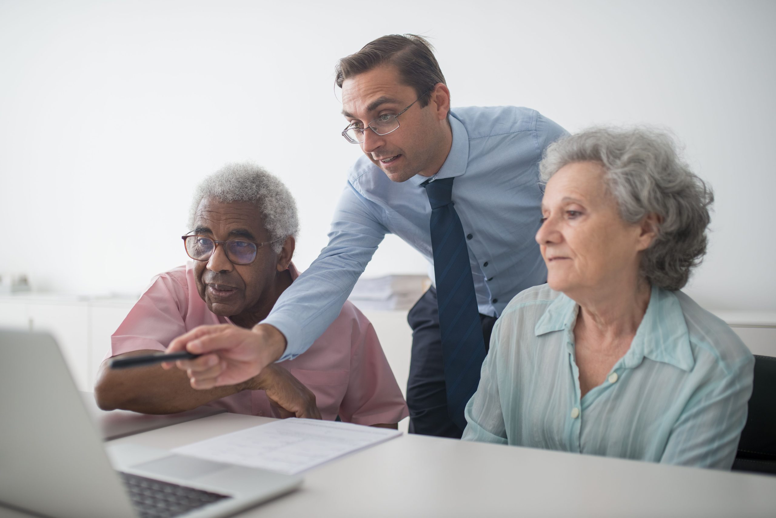 Conseiller affaires expliquant options financieres avec laptop