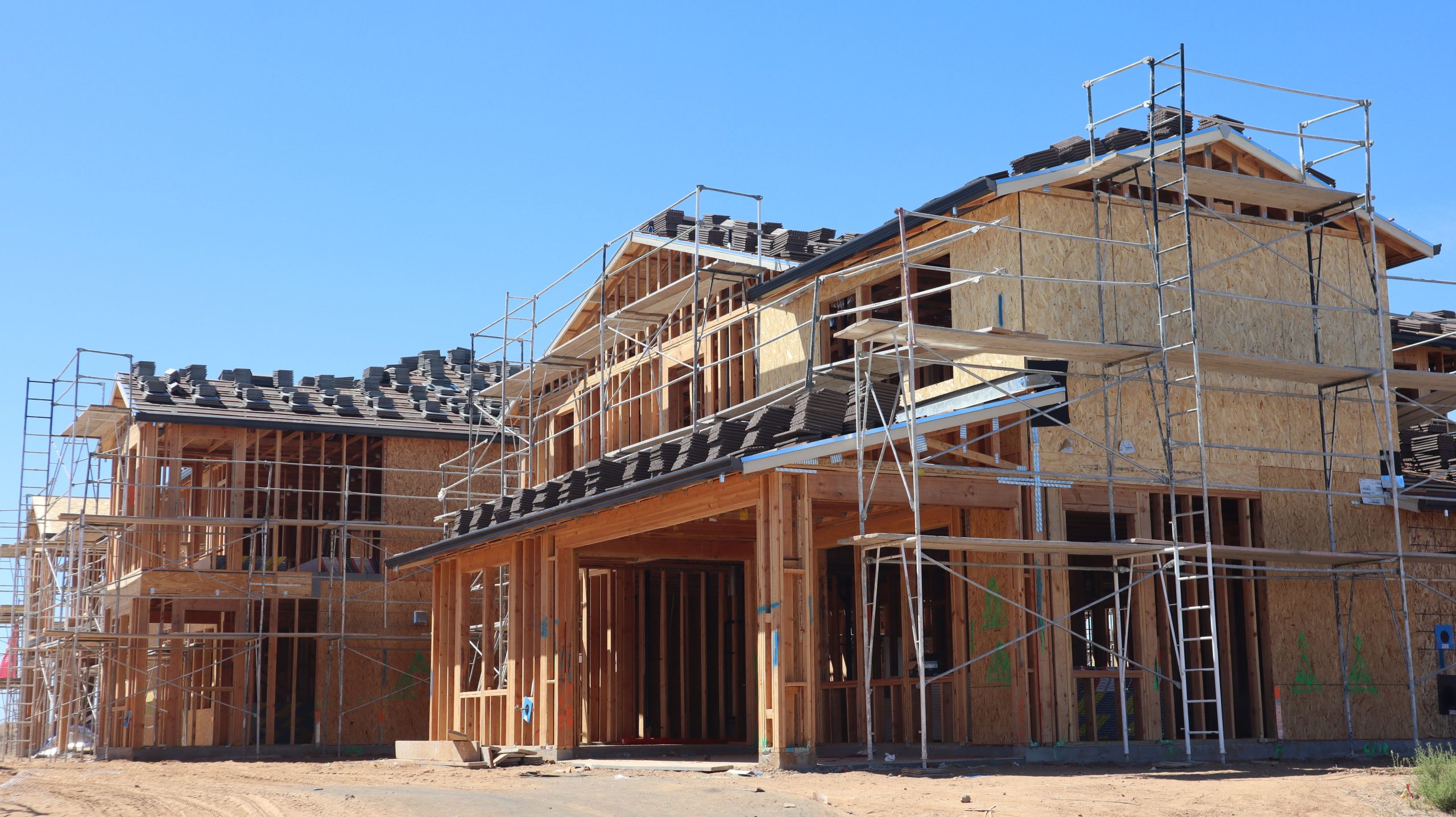 Maisons résidentielles neuves en construction avec échafaudages