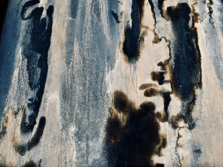 Taches de moisissure noire sur mur humide
