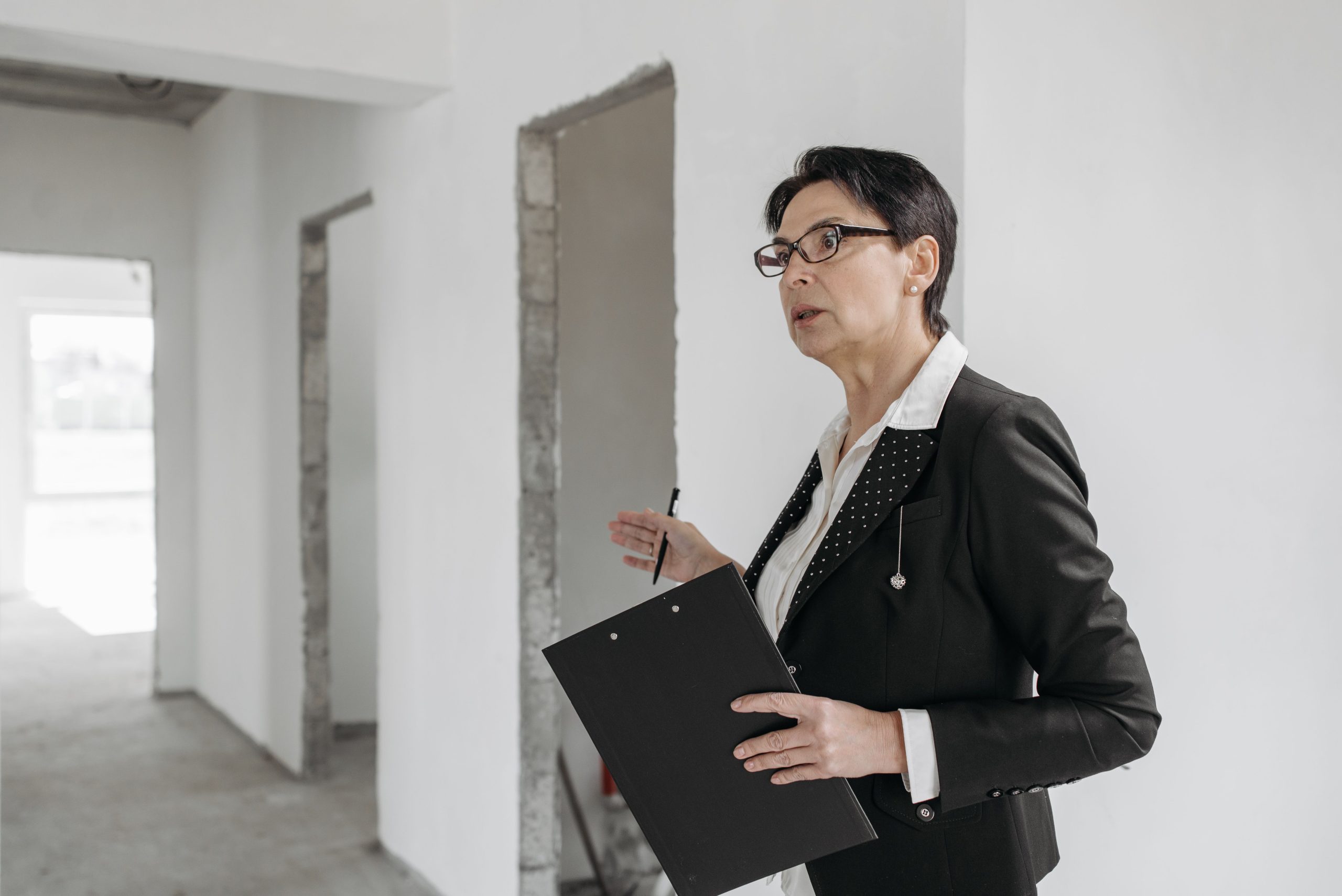 Inspectrice bâtiment contrôlant un chantier intérieur