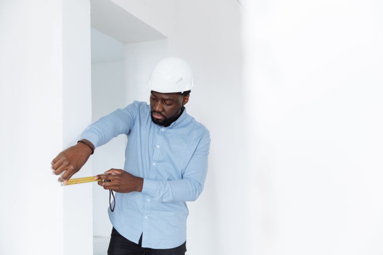 Homme mesurant un mur avec précision