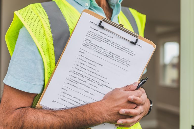 Inspecteur verificant checklist sur presse-papiers