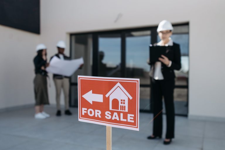 Professionnels immobiliers inspectant un bien