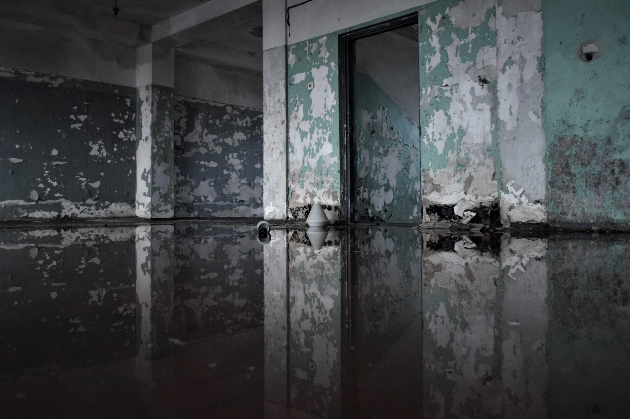 Piece abandonnee avec peinture ecaillee inondee