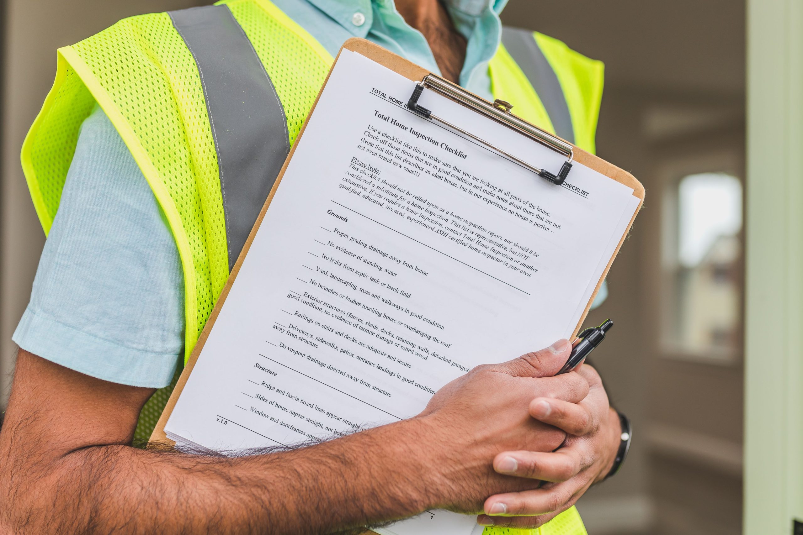 Inspecteur vérifiant une checklist sur presse-papiers