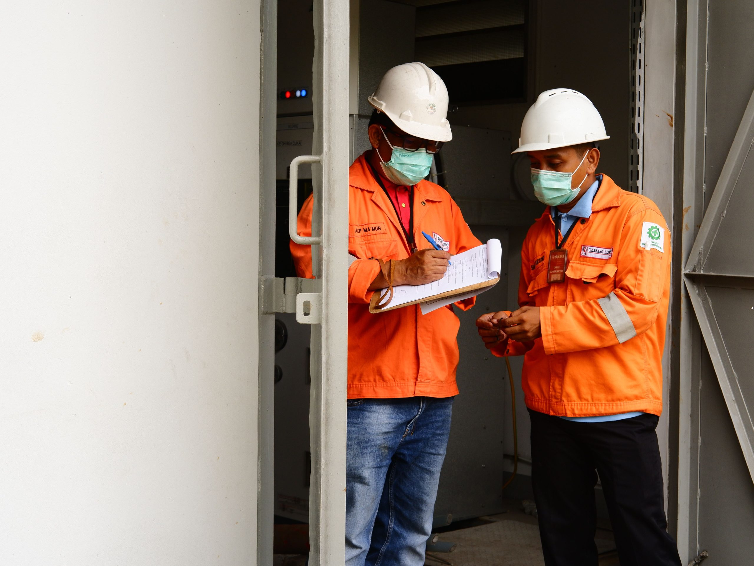 Ouvriers discutant plans entrée chantier
