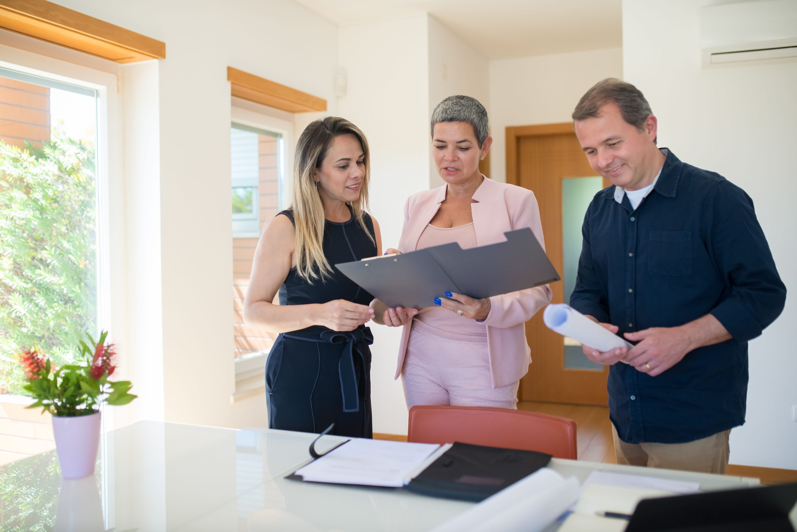 Experts examinant documents vente immobilière