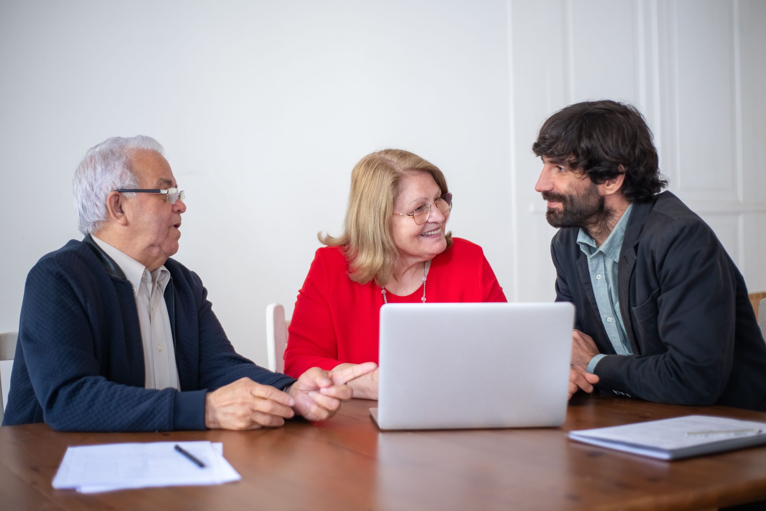 Couple agé en consultation avec conseiller professionnel