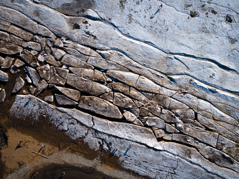 Vue aérienne d'une terre craquelée et aride