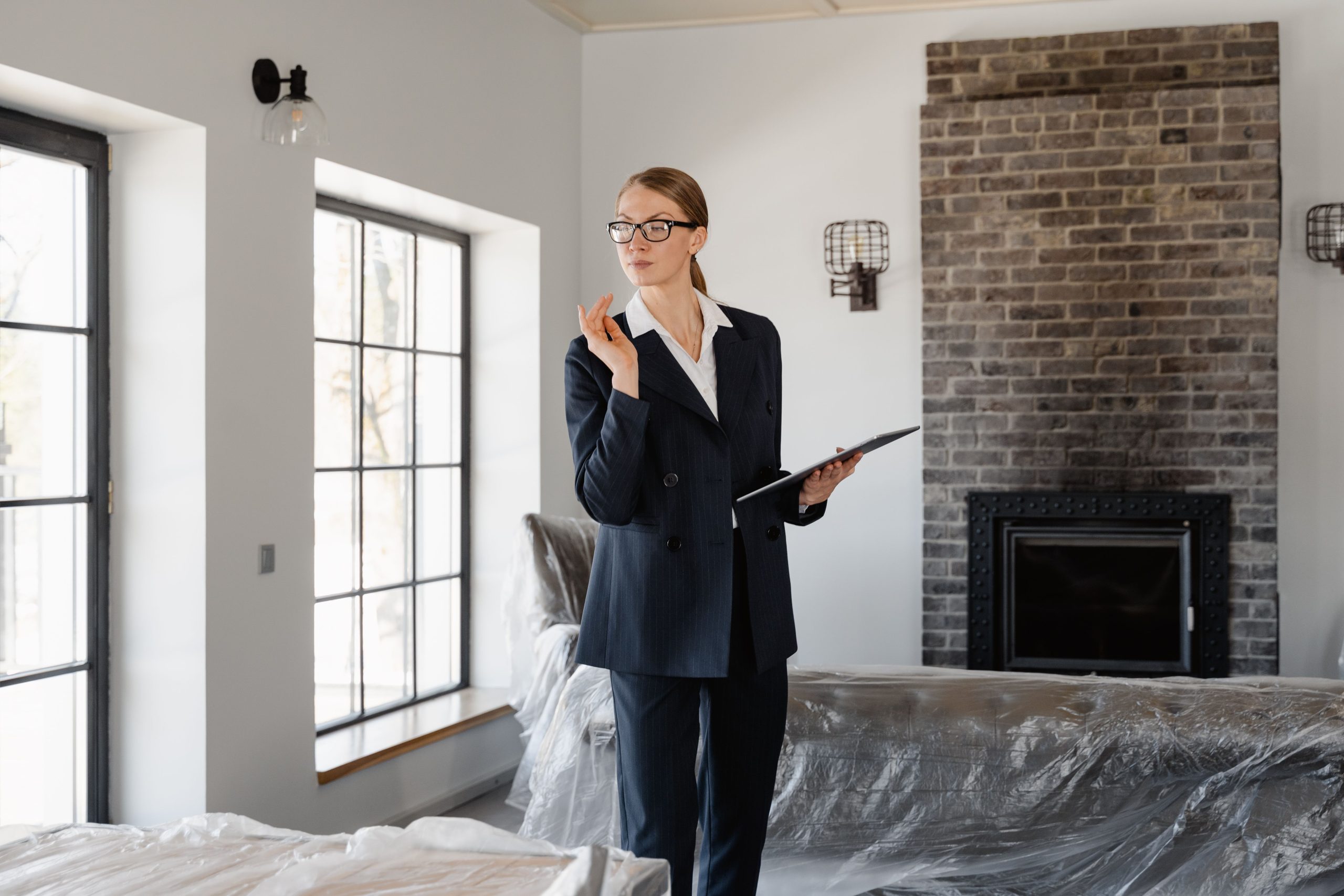 Agent immobilier verifiant interieur maison moderne