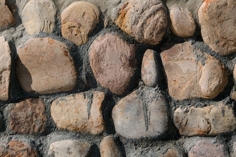 Mur en pierre avec joints de ciment visibles