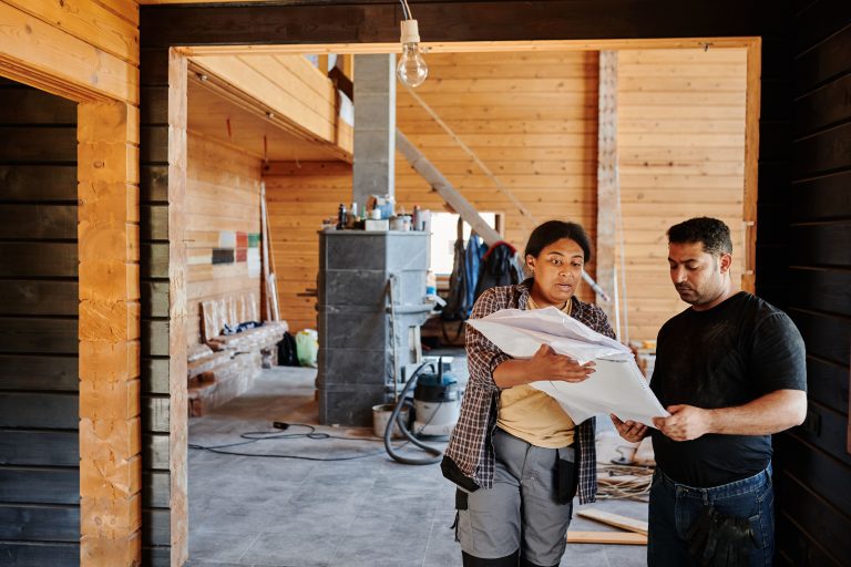 Ouvriers examinant des plans sur un chantier