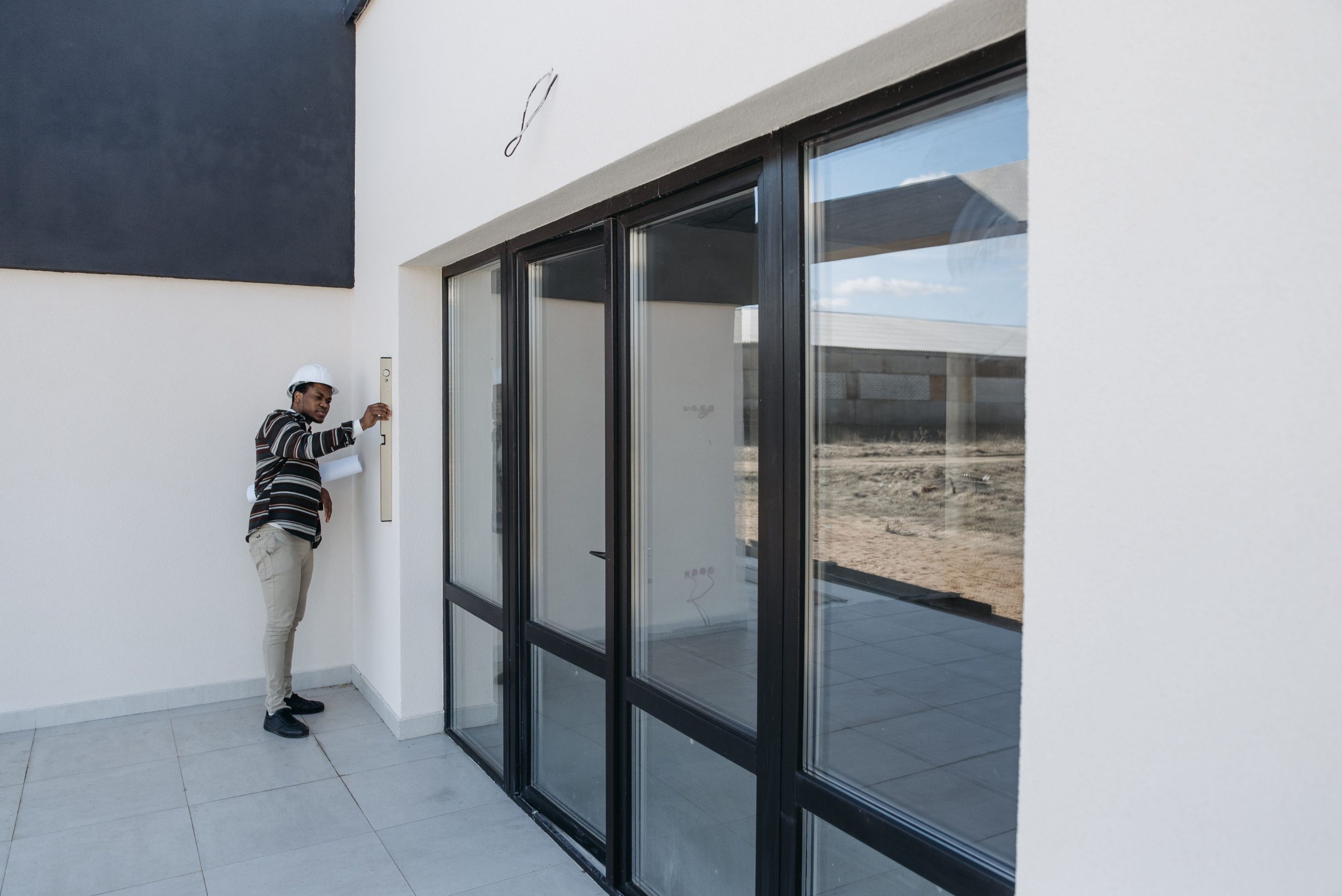 Architecte casqué inspectant une porte vitrée