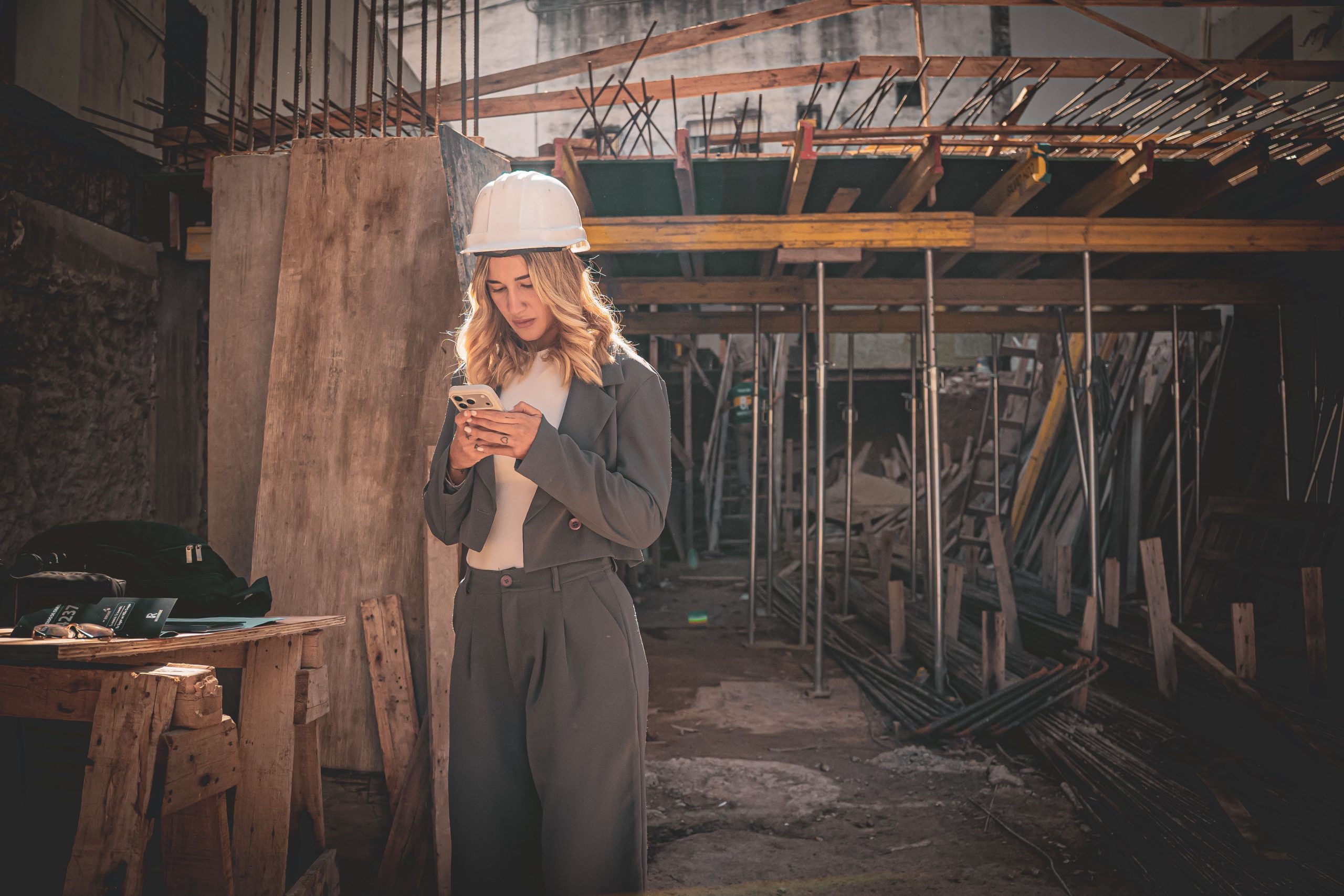 Jeune ingénieure casque chantier construction téléphone