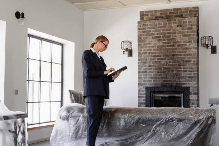 Femme professionnelle inspectant propriete immobiliere