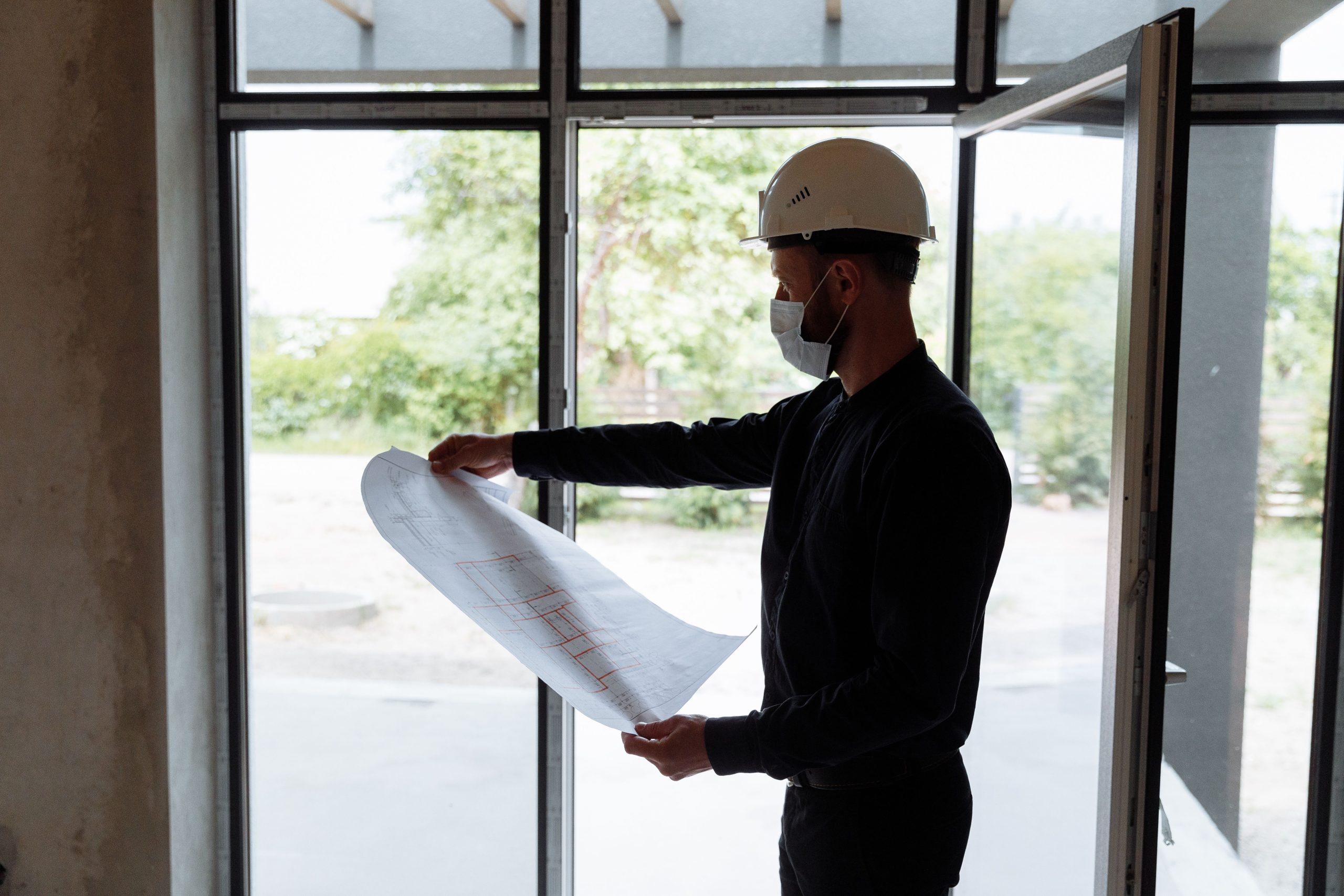 Architecte examine plans de construction détaillés