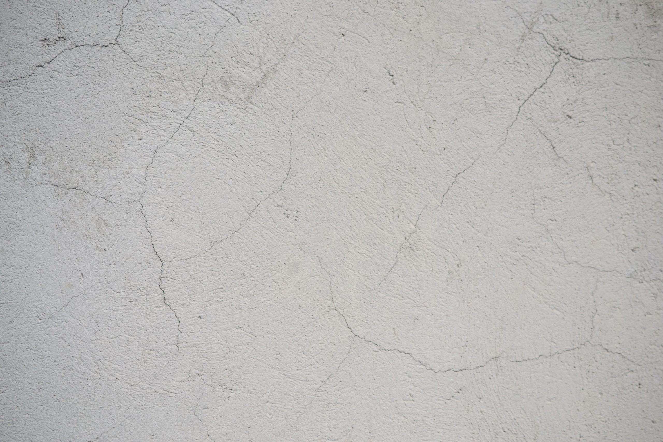 Gros plan fissure mur béton blanc détaillé