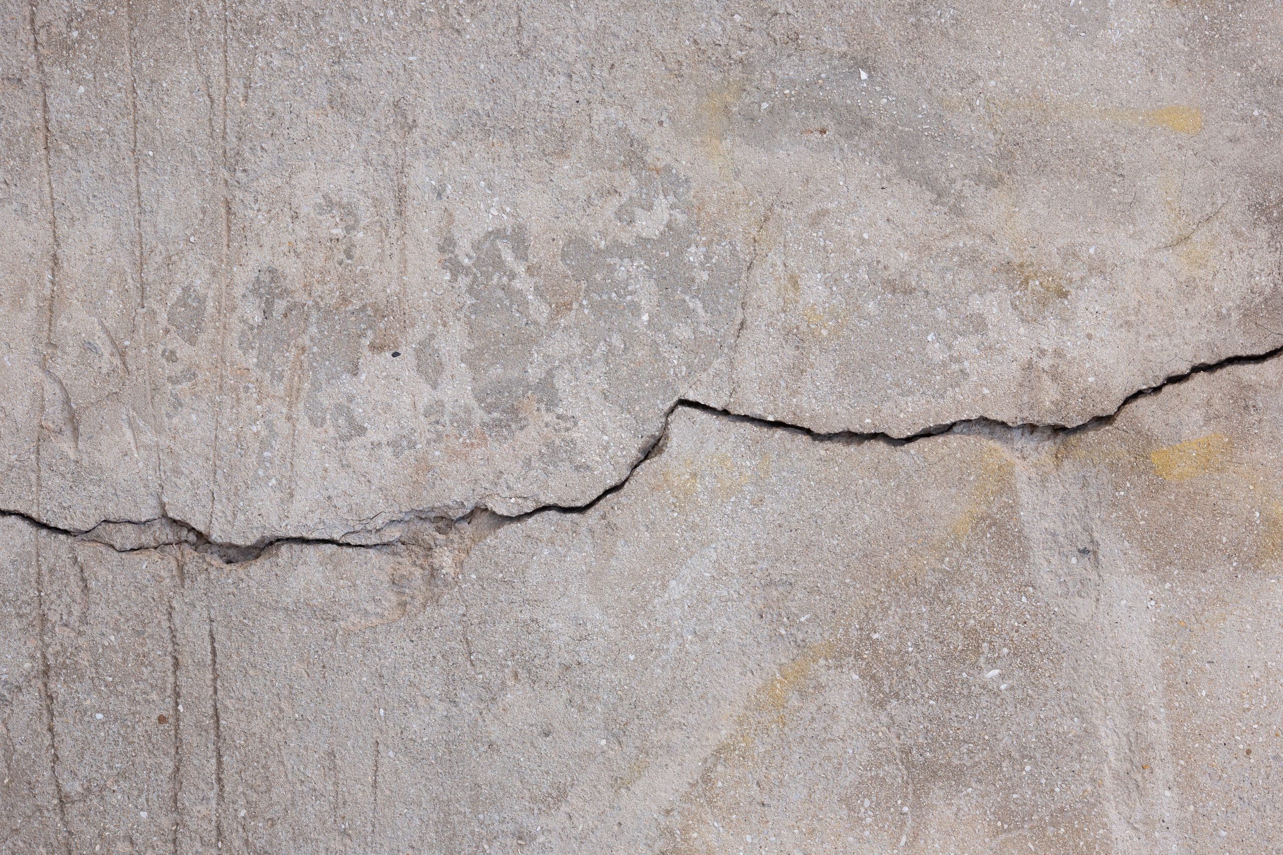 Texture d'un mur en béton fissuré