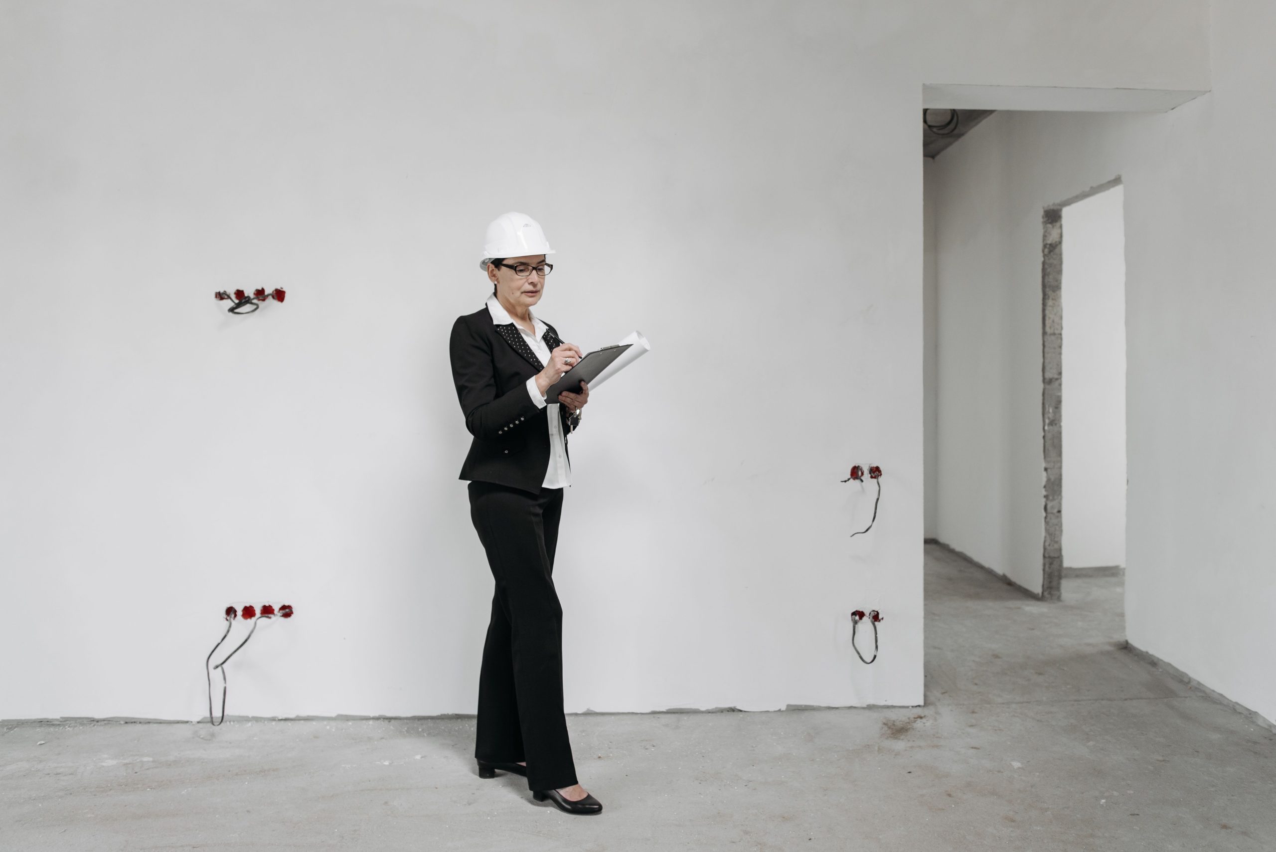 Expert bâtiment vérifiant les notes sur site