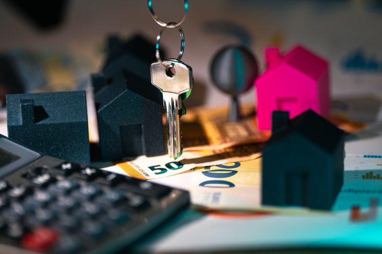 Clés, maquettes maisons et billets euros
