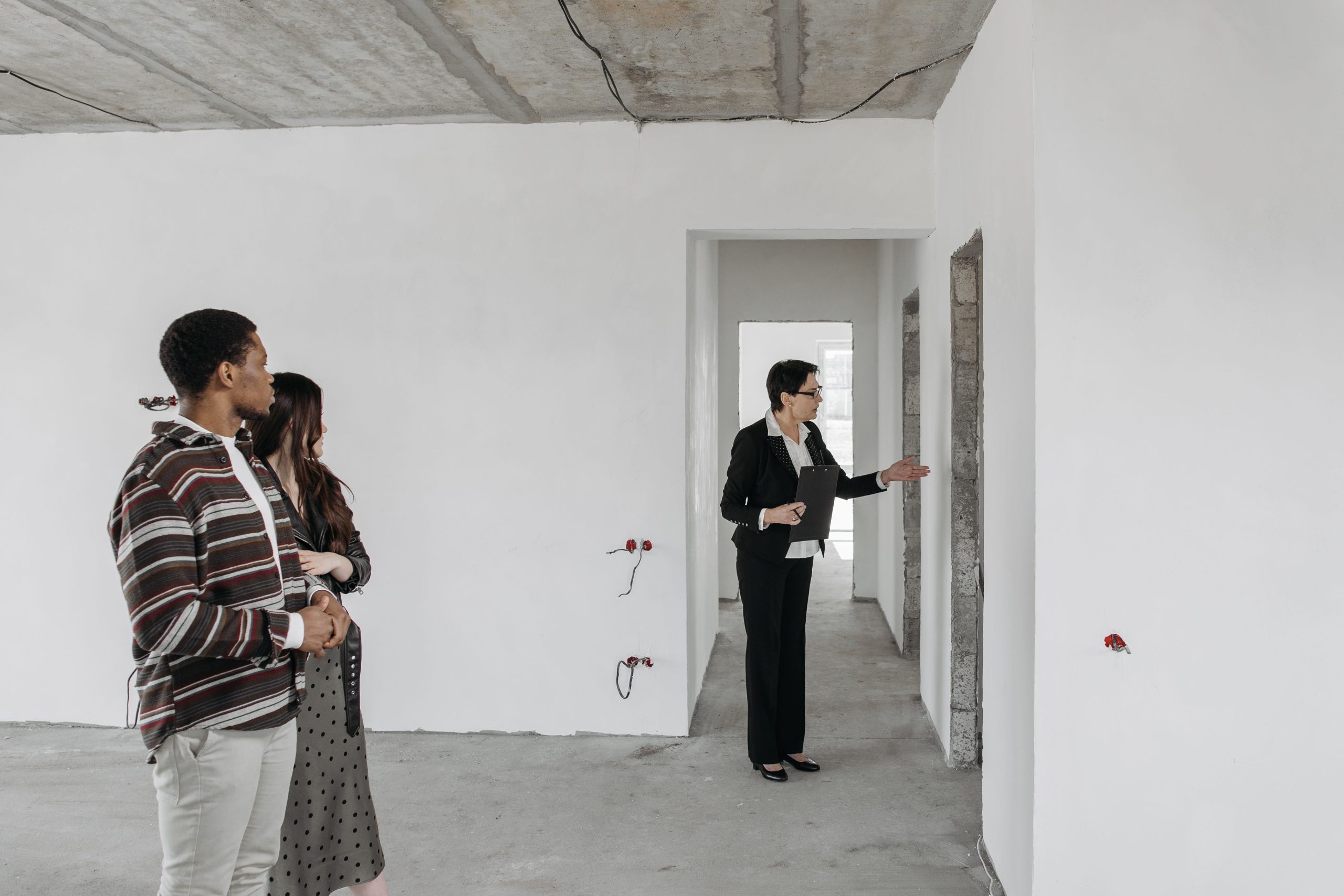 Couple visite appartement avec expert immobilier